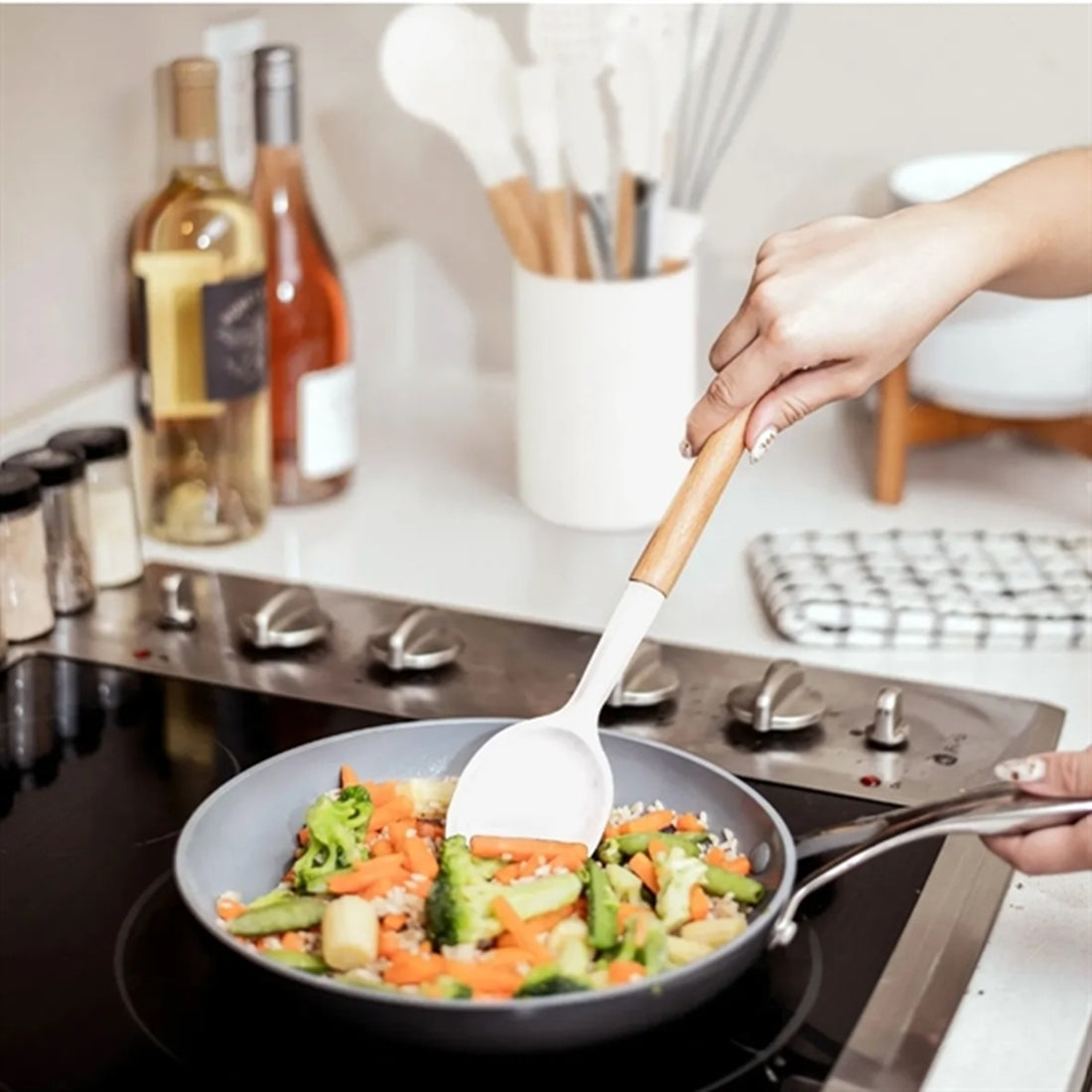 HUPSBY574 Heat Resistant Wooden Handle Silicone Kitchen Utensil Set