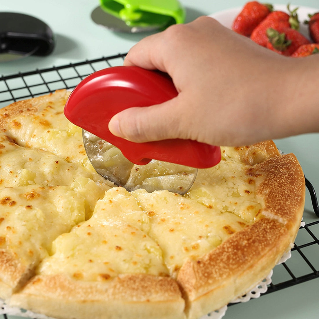 HUPSBY640 Round Plastic Pizza Cutters